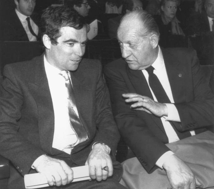 A fianco di Gino Bartali durante la cerimonia del premio “Atleta d’oro” del 1986 (Ap)